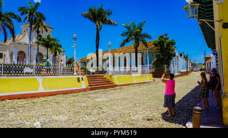 TRINIDAD, Kuba - 25. MAI 2014: Unbekannter Menschen auf der Plaza Mayor in Trinidad, Kuba. Trinidad hat ein UNESCO-Weltkulturerbe seit 1988. Stockfoto