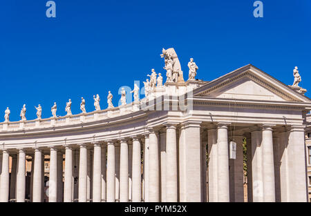 Vatikan - 25. SEPTEMBER 2018: Detail der Petersdom im Vatikan. Es ist die weltweit größte Gebäude der Kirche. Stockfoto