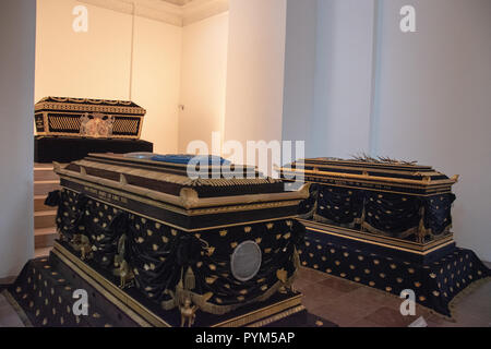 Särge von Sofie Magalene, Caroline Amalie und Christian 8 in der neoklassischen Frederik 5 Kapelle in der Kathedrale von Roskilde, Roskilde, Dänemark. Konstruieren Stockfoto