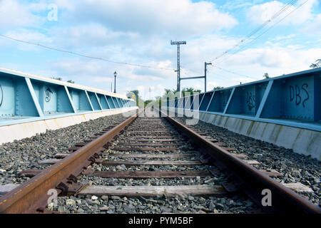 Stahl Rail Road tracks über Schotter verschwinden in der Ferne (2) Stockfoto