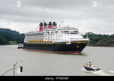Panama Canal Cruise Saison 2018 - 2019 ist im Gange. Das Bild zeigt die Disney Wonder im Transit der Wasserstraße am Ende der Gaillard Cut in Gamboa Stockfoto