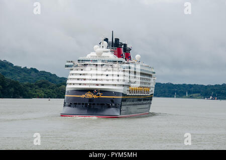 Panama Canal Cruise Saison 2018 - 2019 ist im Gange. Das Bild zeigt die Disney Wonder im Transit der Wasserstraße am Ende der Gaillard Cut in Gamboa Stockfoto