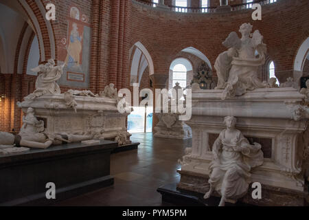 Gräber von Christian 5 und Frederik 4 zusammen mit ihren Königinnen Charlotte Amalie und Louise im Altarraum in der Kathedrale von Roskilde, Roskilde, Dänemark. Konst Stockfoto