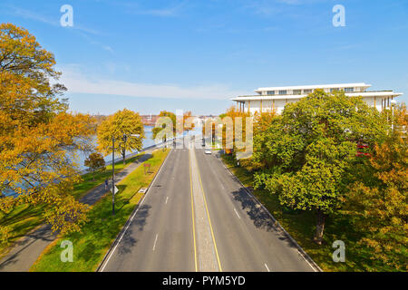 Eine Straße entlang der Potomac River in Georgetown Park Vorort von Washington DC, USA. Schöne urbane Landschaft der US-Hauptstadt im Herbst. Stockfoto