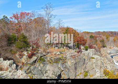 Felsigen Ufer des Potomac River im Herbst. Great Falls State Park Wanderwege über felsiges Gelände am Wasser entlang laufen. Stockfoto