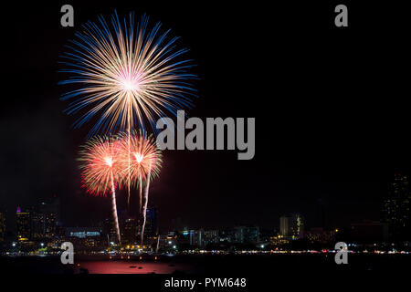 Feuerwerk erforscht über Stadtbild in der Nacht im Hafen im Pattaya. Urlaub festliche Feier Hintergrund Stockfoto