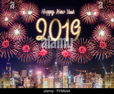 Frohes Neues Jahr 2019 Feuerwerk über stadtbild Gebäude nachts Feier, Happy new year Countdown. Grußkarte Stockfoto