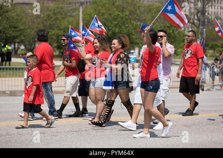 Chicago, Illinois, USA - 16. Juni 2018: Die Puerto Rican Day Parade, eine Gruppe von Menschen, die von Puerto Rico Puerto Rican flags Feiern während der Stockfoto