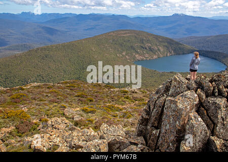 Stehendes Mädchen vor Hartz See im Hartz Mountains Stockfoto