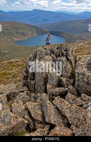 Stehendes Mädchen vor Hartz See im Hartz Mountains Stockfoto