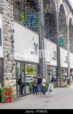 Im Viadukt Einkaufsstraße in Zürich West Stockfoto