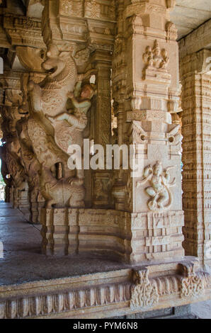 Die formschönes verzierten Säulen der Maha Mantapa bei Vijaya Vittala Tempel, Hampi, Karnataka, Indien Stockfoto