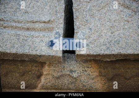 Glasstreifen über crack geklebt weitere Bewegung aus Stein mauer bei Vijaya Vittala Tempel, Hampi, Karnataka, Indien zu überwachen Stockfoto