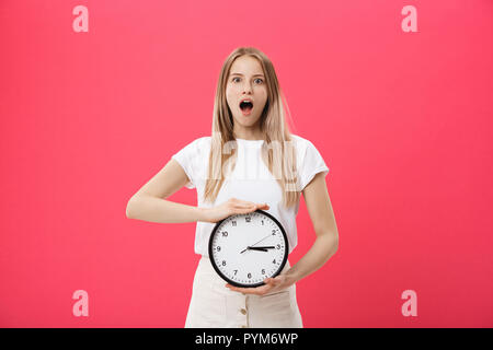 Erstaunt Frau mit Uhr. Überrascht Frau im weißen T-Shirt ist schwarz. Retro Style. Das spart Zeit. Summer Sale. Rabatt. Auf p Isoliert Stockfoto