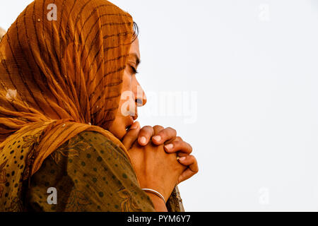 Sikh devotee vor der Goldenen Tempel zu beten, nach einer langen Reise nach Amritsar Stockfoto