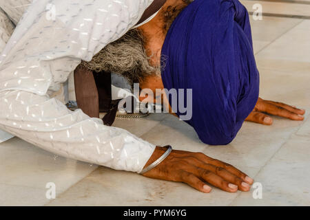 Sikh devotee am Eingang in die Goldenen Tempel beten Komplex Stockfoto