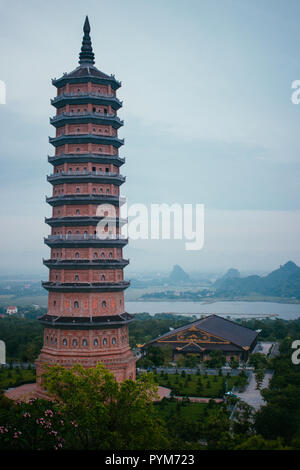 Panoramablick und Pagode in Ninh Binh Vietnam Stockfoto