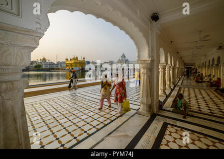 Die Harmandir Sahib, der Goldene Tempel, ist der wichtigste Sikhs Gurdwara und wurde von der fünften Sikh Guru, Guru Arjan, im 16. Jahrhundert. Siehe Stockfoto