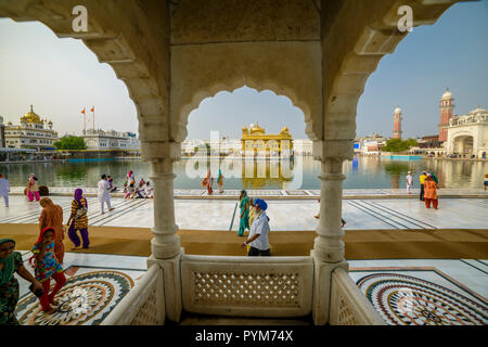 Die Harmandir Sahib, der Goldene Tempel, ist der wichtigste Sikhs Gurdwara und wurde von der fünften Sikh Guru, Guru Arjan, im 16. Jahrhundert. Siehe Stockfoto