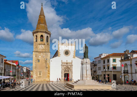 Kirche des Heiligen Johannes des Täufers und Gualdim Pais statue am Platz der Republik in der Altstadt. Tomar, Portugal Stockfoto