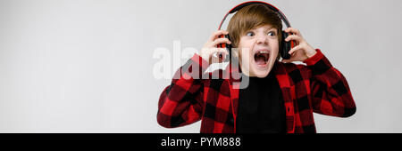 Teenager in modischer Kleidung und Kopfhörer Stockfoto