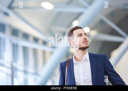 Betonte Unternehmer bei der Übertragung oder der Abreise am Flughafen Terminal Stockfoto