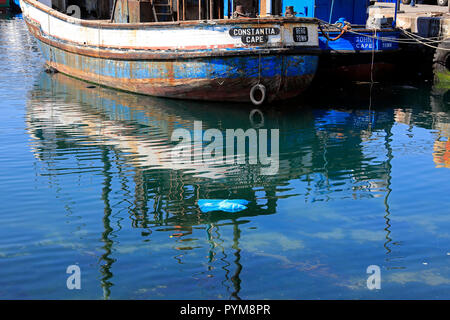 Kunststoff Luftverschmutzung in Hout Bay Hafen in der Nähe von Kapstadt, Südafrika. Stockfoto