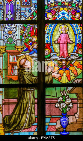 Glasmalereien in St. Veitsdom, Prag, Darstellung des Heiligen Antonius von Padua, einem portugiesischen katholischen Priester und Bruder des Franziskanerordens. Stockfoto