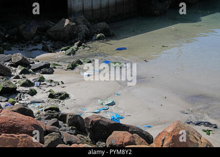 Kunststoff Luftverschmutzung in Hout Bay Hafen in der Nähe von Kapstadt, Südafrika. Stockfoto