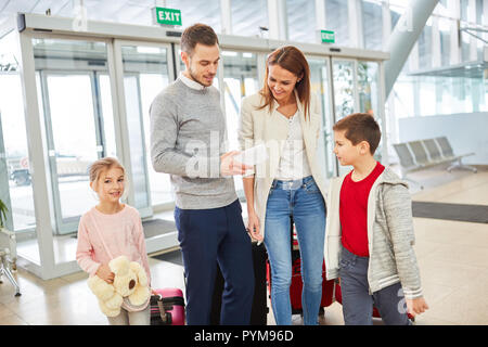 Familie mit zwei Kindern im Flughafenterminal freut sich auf Reisen im Urlaub Stockfoto