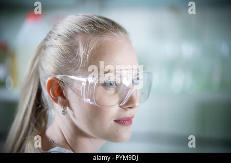 Chemischen Labor. Junge Frau in der Arbeit eine Brille. Stockfoto