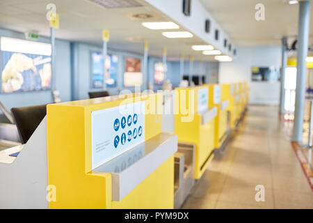 Reihe von leeren Check-in-Schaltern der Fluggesellschaften Flughafen Terminal Stockfoto