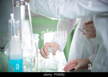 Chemischen Labor. Zwei junge Frau mit einem Kolben Stockfoto