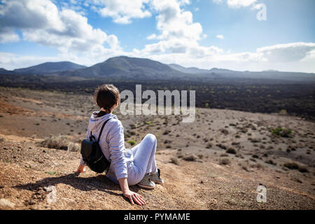 Reisende Frau in Bergen in der einzigartigen Landschaft entspannen, lanzarote Nationalpark Timanfaya Stockfoto