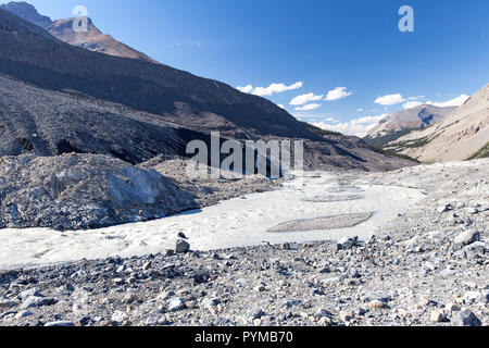 Schmelzwasserstrom vom Athabasca Glacier, Alberta, Kanada Stockfoto