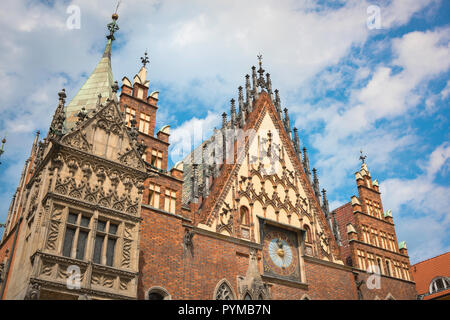 Wroclaw, der 1580 astronomische Uhr eingebettet in der östlichen Fassade der mittelalterliche Rathaus auf dem Marktplatz in Wroclaw, Polen Stockfoto