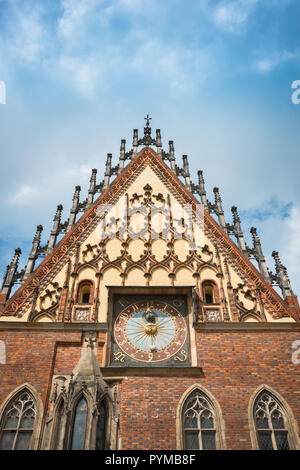 Wroclaw, der 1580 astronomische Uhr eingebettet in der östlichen Fassade der mittelalterliche Rathaus auf dem Marktplatz in Wroclaw, Polen Stockfoto