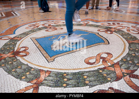 Italien, Lombardei, Mailand, Galleria Vittorio Emanuele II, Spinning auf Stiere Genitalien für gutes Glück Stockfoto