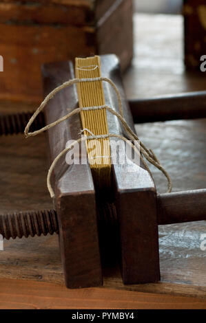 Italien, Lombardei, Reenactment alten Handwerk, alte Verbindlich buchen Stockfoto