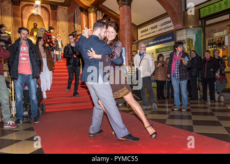 Tänzer aus dem Prager tangoszene begonnen, ihre 7. Festival der argentinische Film in Prag. Von Oktober 25 bis 30 Th, 2018, die Lucerna Kino wird Stockfoto