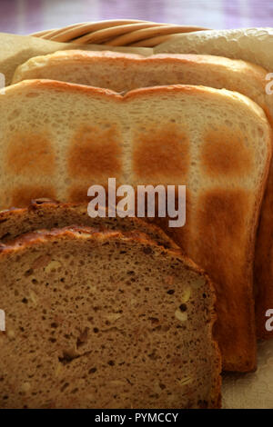 Frisch und lecker Toast, Vollkornbrot, verschiedene Arten von Brot in einen Korb Brot für das Frühstück oder Kaffee Zeit Stockfoto