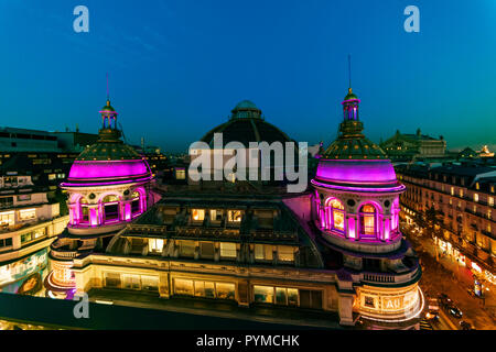 PARIS, 25. Oktober 2018 - Sonnenuntergang über den Dächern von Paris und der Pariser Opéra Garnier Gebäude im Haussmann Bezirk, Frankreich Stockfoto