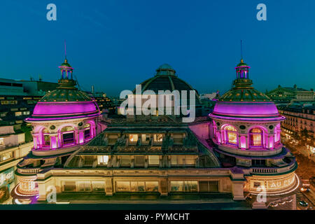 PARIS, 25. Oktober 2018 - Sonnenuntergang über den Dächern von Paris und der Pariser Opéra Garnier Gebäude im Haussmann Bezirk, Frankreich Stockfoto