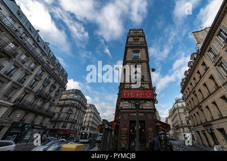 PARIS, 27. Oktober 2018 - Blick auf die typischen Stein Wohnung und Häuser am Boulevard Haussman mit einer U-Bahnstation und Restaurant Stockfoto