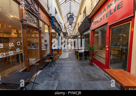 PARIS, 27. Oktober 2018 - In alten de "Passage des Panamas' Dach Durchgang abgedeckt in Paris, wo alte Bücher Shop, Restaurants und Souvenirläden sind Stockfoto