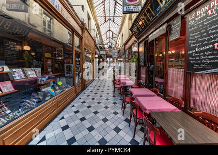 PARIS, 27. Oktober 2018 - In alten de "Passage des Panamas' Dach Durchgang abgedeckt in Paris, wo alte Bücher Shop, Restaurants und Souvenirläden sind Stockfoto