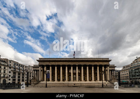 Global im Hinblick auf die ehemaligen Pariser Börse massive Gebäude, in einen blauen Himmel mit Wolken, Paris, Frankreich Stockfoto