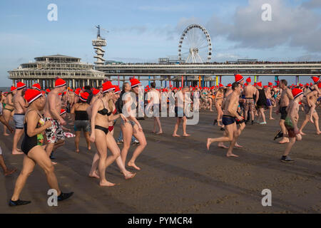 SCHEVENINGEN, 1. Januar 2018 - die Niederländer nach dem starken Tradition der ersten neuen Jahr tauchen läuft auf dem gefrorenen Nordsee Wasser nach dem Stockfoto