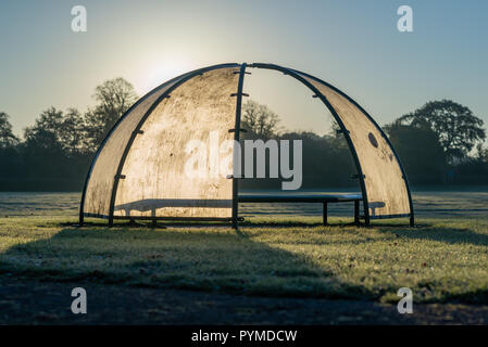 Dome geformte Sitz Deckel in einen Sportplatz an einem frostigen Morgen, Hinterleuchtung von der aufgehenden Sonne. Stockfoto