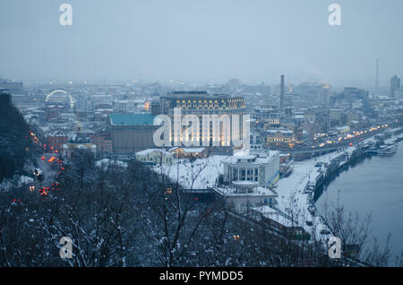 Winterlandschaft in der Stadt Kiew. Verschneite Stadt in der Dämmerung Stockfoto